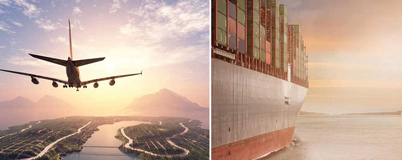 Flugzeug im Sonnenuntergang über Landschaft und Containerschiff auf dem Meer – Symbol für weltweiten Transport