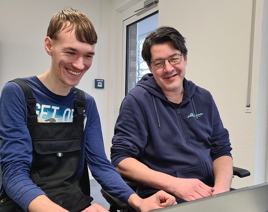 Pflegefachkraft und Menschen mit Beeinträchtigung