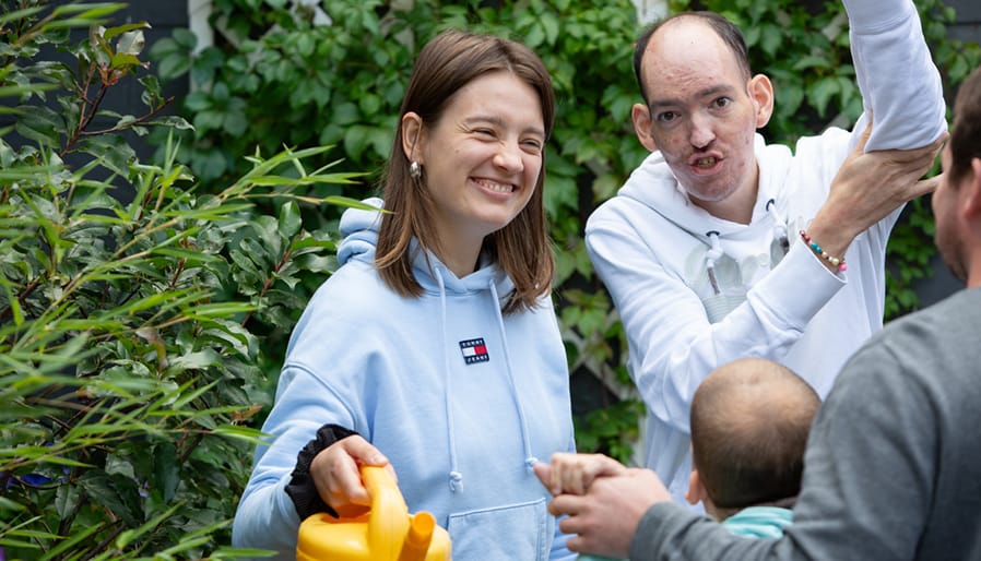 Mitarbeiterin und Mensch mit Beeinträchtigung