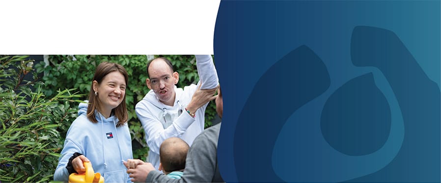 Mitarbeiterin und Mensch mit Beeinträchtigung