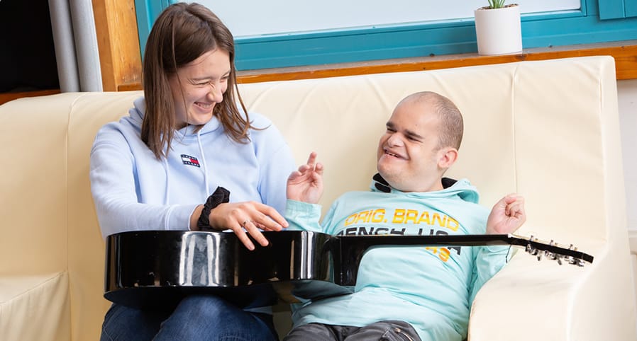 Mitarbeiterin und Mensch mit Beeinträchtigung