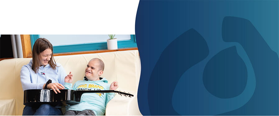 Mitarbeiterin und Mensch mit Beeinträchtigung