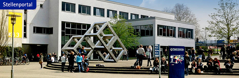 Stellenportal - Menschen auf Eingang der Hochschule