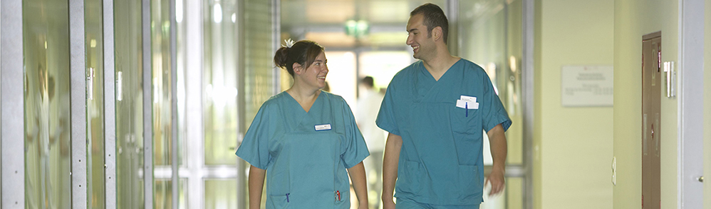 Krankenhauspersonal im Flur