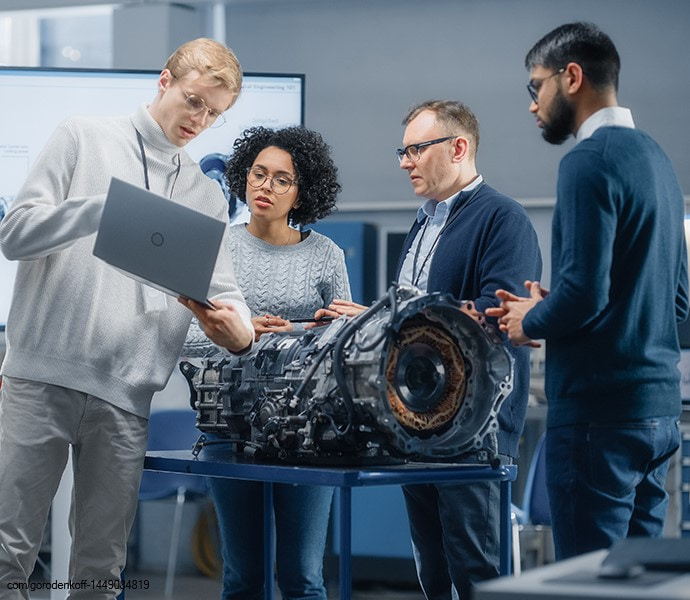 Ingenieure mit Laptop im Forschungslabor