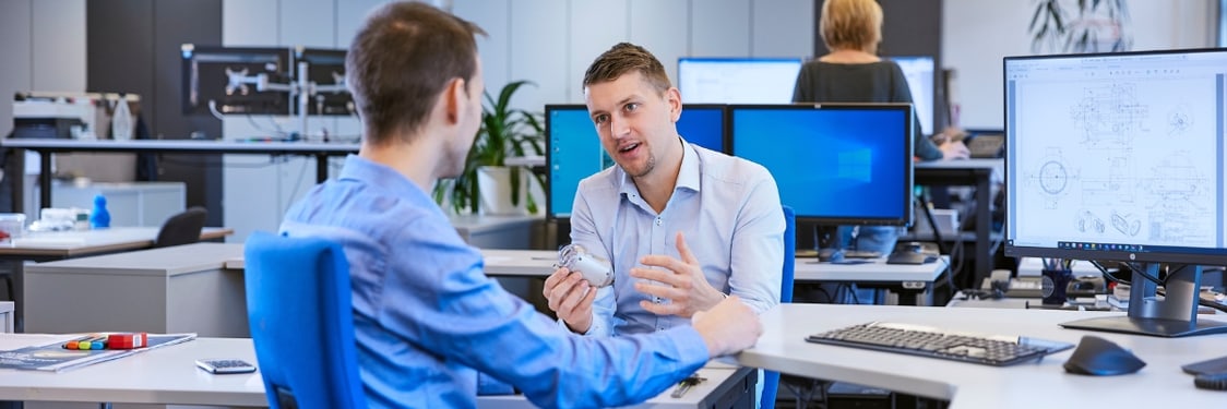 Zwei Projektkoordinator im Büro
